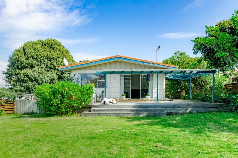 Photo of property in 17 Eruini Street, Waikanae Beach, Waikanae, 5036