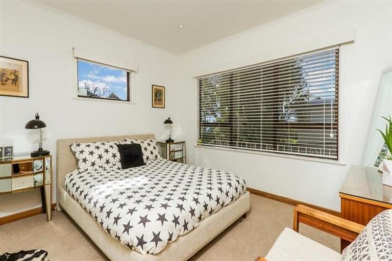 Photo of property in 33 Tui Glen Road, Birkenhead, Auckland, 0626