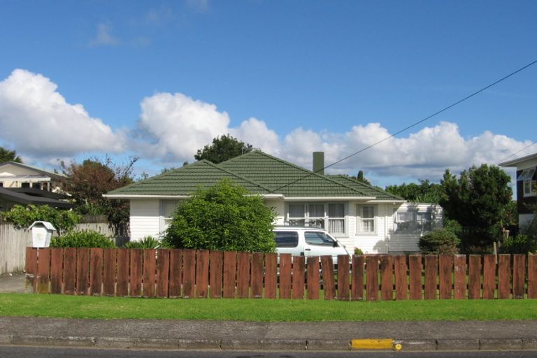 Photo of property in 10 Stokes Avenue, Te Atatu Peninsula, Auckland, 0610