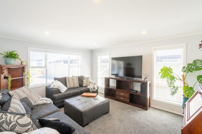 Photo of property in 96 Johnstone Drive, Fitzherbert, Palmerston North, 4410