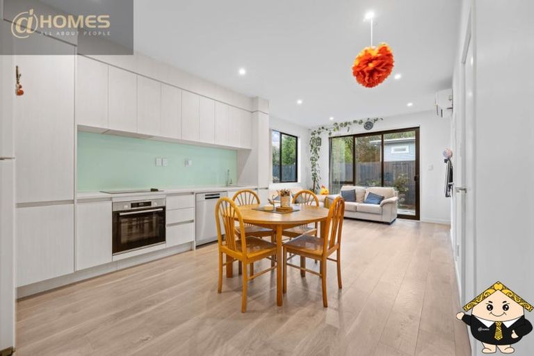 Photo of property in 5e Beach Road, Te Atatu Peninsula, 0610