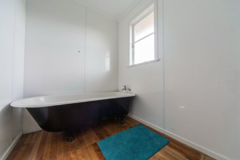 Photo of property in 2 Tararua Terrace, Cloverlea, Palmerston North, 4412