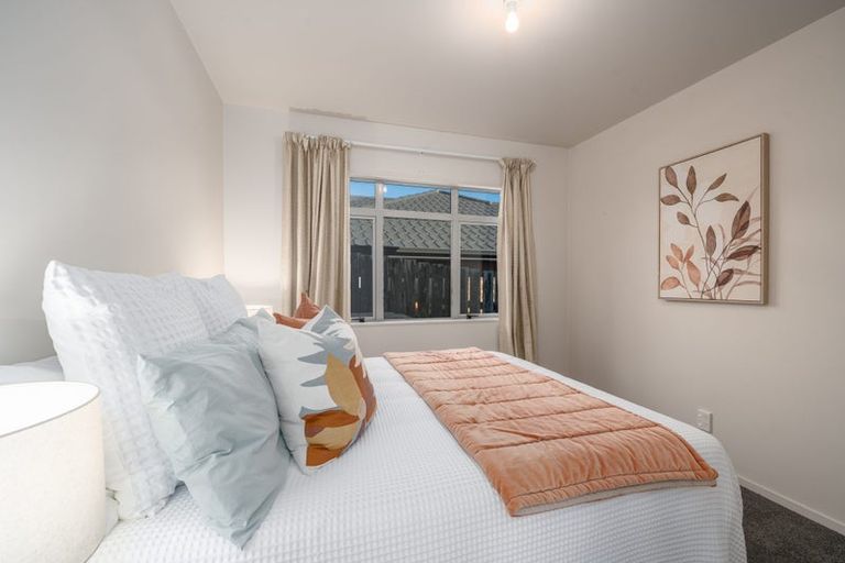 Photo of property in 6b Warrington Grove, Newlands, Wellington, 6037