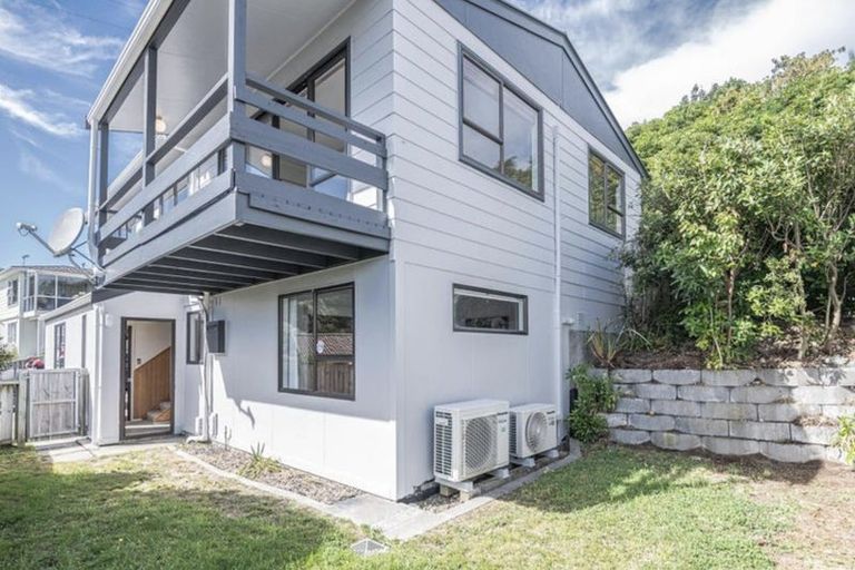 Photo of property in 44 Colchester Crescent, Newlands, Wellington, 6037