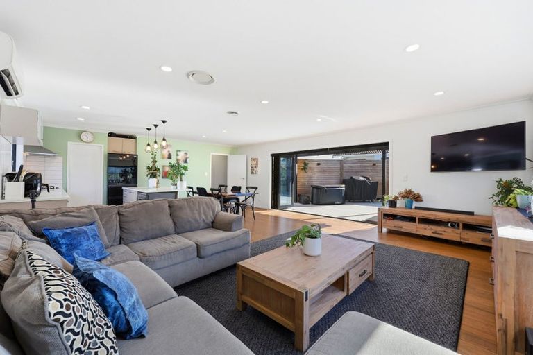 Photo of property in 64 Robbies Road, Shelly Park, Auckland, 2014
