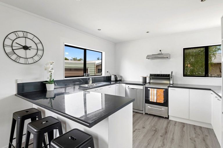 Photo of property in 6 Highbury Drive, Levin, 5510