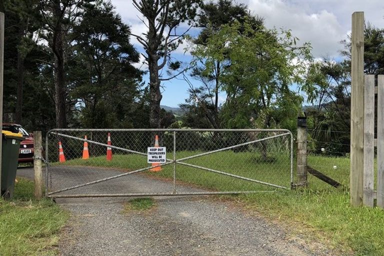 Photo of property in 318 Sturges Road, Henderson Valley, Auckland, 0612