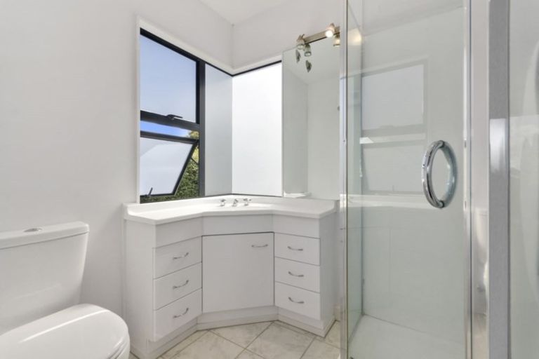 Photo of property in 18 Javelin Place, West Harbour, Auckland, 0618