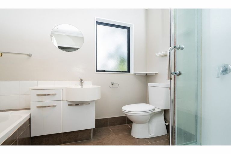 Photo of property in 100 Moire Road, West Harbour, Auckland, 0618