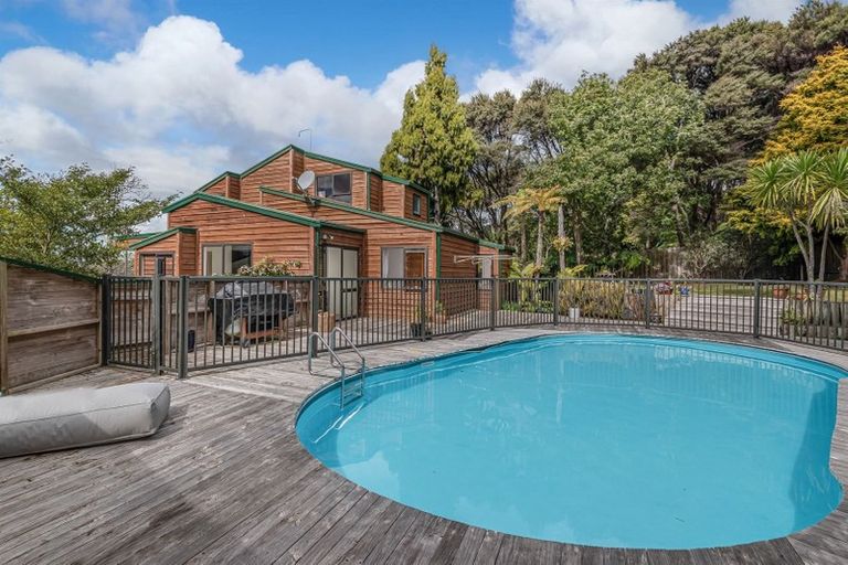 Photo of property in 21 Longfellow Parade, Glen Eden, Auckland, 0604