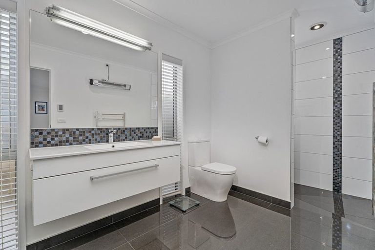 Photo of property in 18 Roseberry Place, Whitianga, 3510