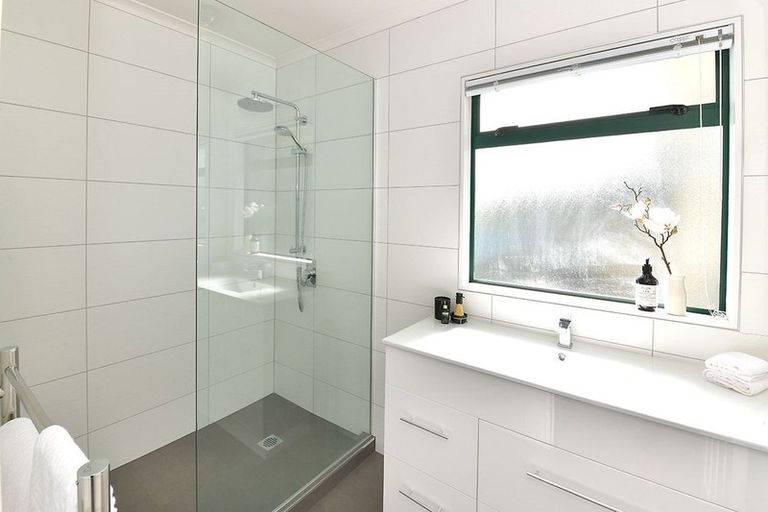 Photo of property in 34 Savoy Road, Orewa, 0931