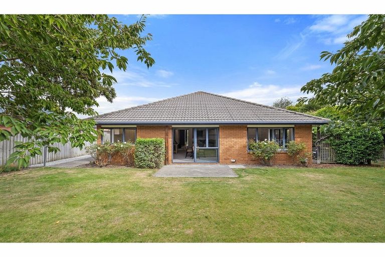 Photo of property in 17 Sutton Place, Dallington, Christchurch, 8061