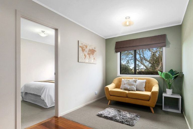 Photo of property in 6 Tasman Avenue, Henderson Valley, Auckland, 0614