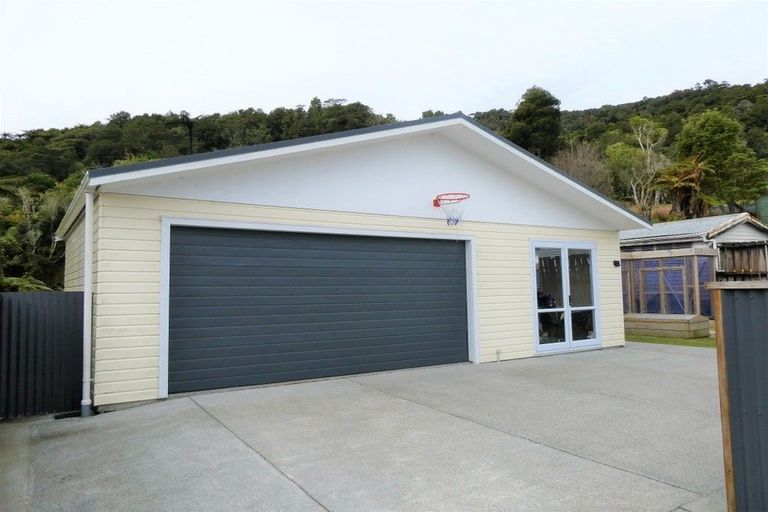 Photo of property in 17 Ashmore Avenue, Cobden, Greymouth, 7802