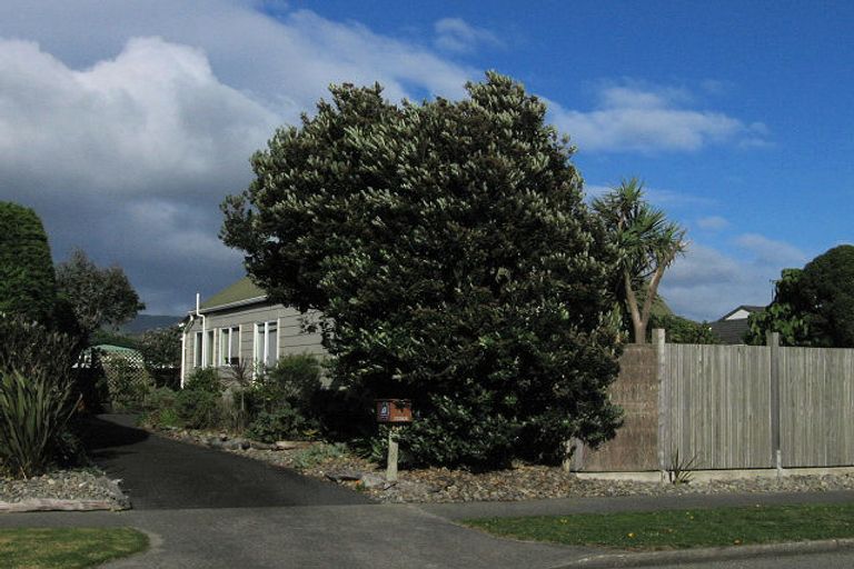 Photo of property in 4 Whitmore Grove, Waikanae Beach, Waikanae, 5036