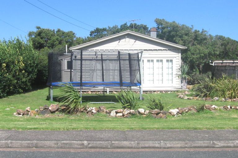 Photo of property in 7 Blake Street, Surfdale, Waiheke Island, 1081