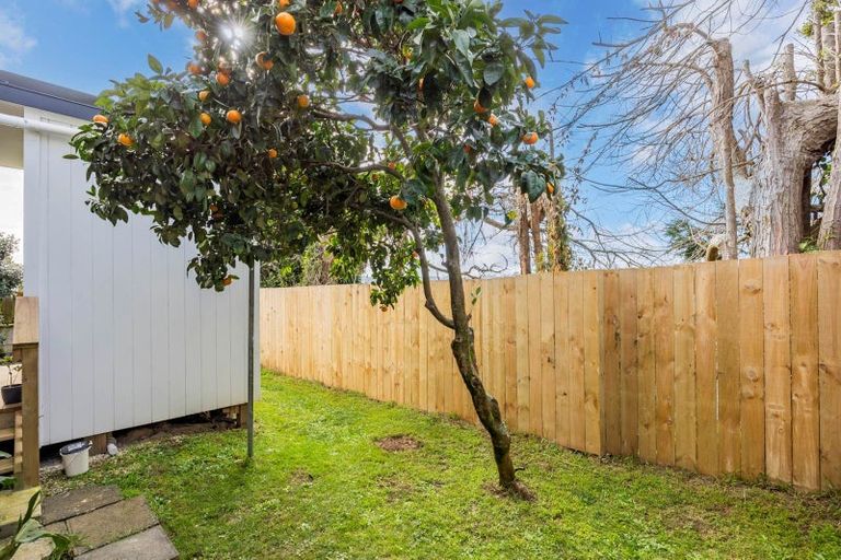Photo of property in 1/307a Wairau Road, Totara Vale, Auckland, 0627