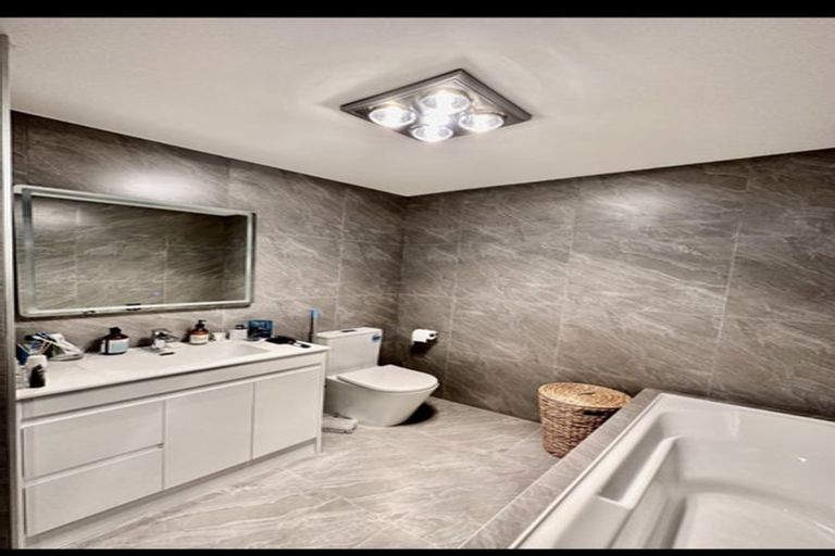 Photo of property in 2b Kororo Street, Northcote, Auckland, 0627