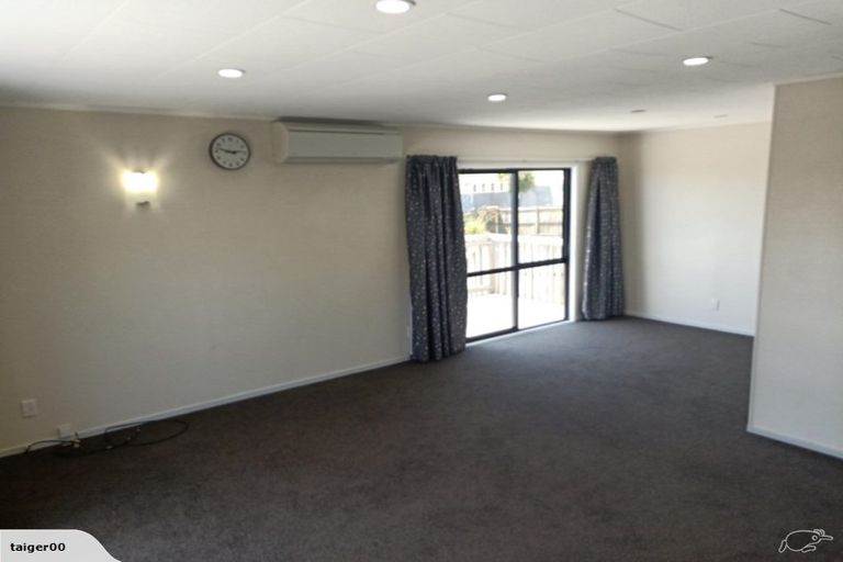 Photo of property in 15 Barbados Drive, Unsworth Heights, Auckland, 0632