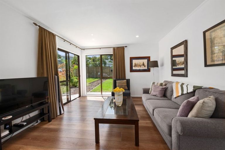 Photo of property in 24 Deverell Place, Northcross, Auckland, 0632