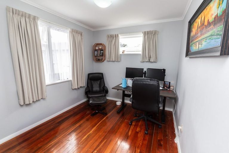 Photo of property in 9 Pinkerton Grove, Newlands, Wellington, 6037