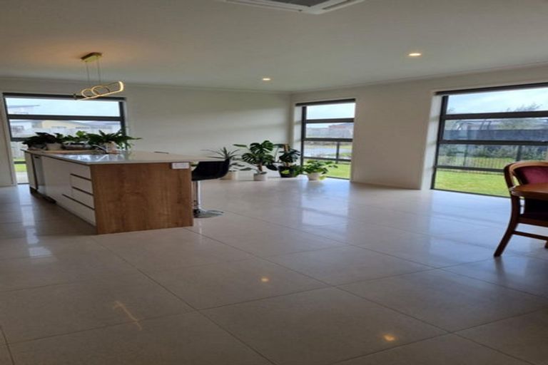 Photo of property in 28 Kitemaunga Avenue, One Tree Point, 0118