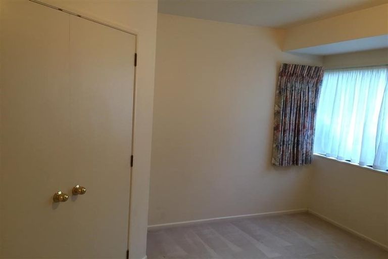 Photo of property in 21 Taupiko Place, Green Bay, Auckland, 0604