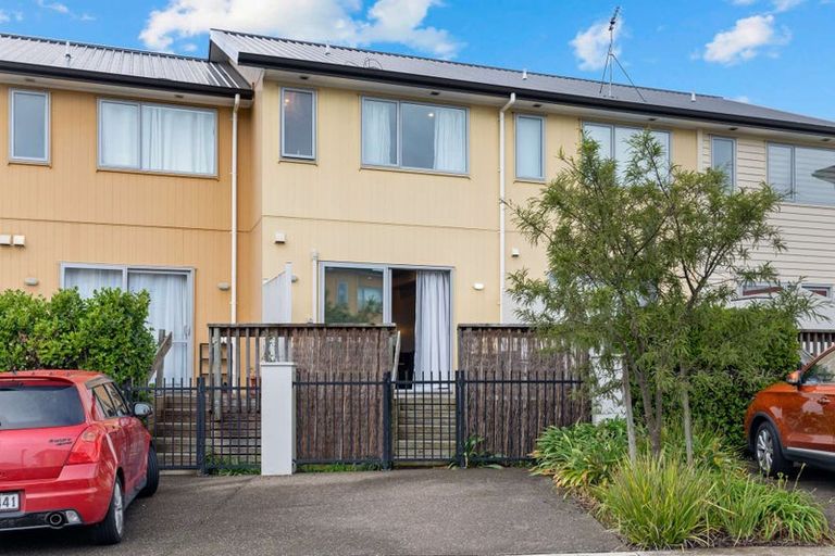 Photo of property in 26/11 Ray Small Drive, Papakura, 2110