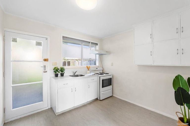 Photo of property in 2/15 Lavas Place, Mount Wellington, Auckland, 1060