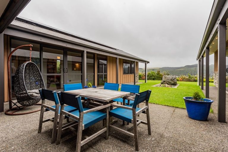 Photo of property in 104 Bing Lucas Drive, Tawa, Wellington, 5028
