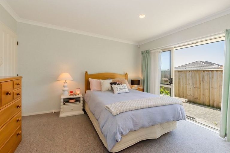Photo of property in 8 Balmerino Grove, Waikanae, 5036