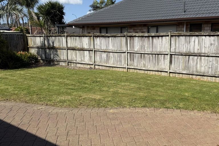 Photo of property in 12 Ballydonegan Rise, East Tamaki, Auckland, 2013