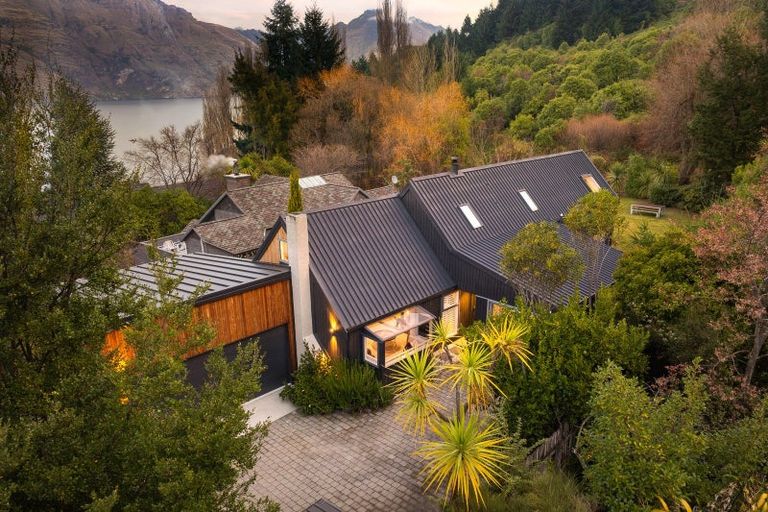 Photo of property in 32 Evergreen Place, Sunshine Bay, Queenstown, 9300