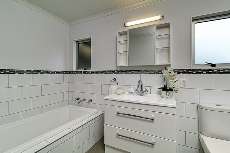 Photo of property in 9 Kaweka Place, Havelock North, 4130