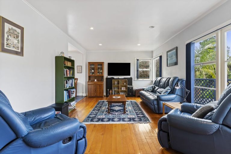 Photo of property in 77 Buscomb Avenue, Henderson, Auckland, 0610