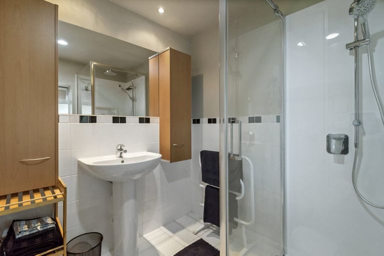 Photo of property in 35 Onewa Road, Northcote, Auckland, 0627