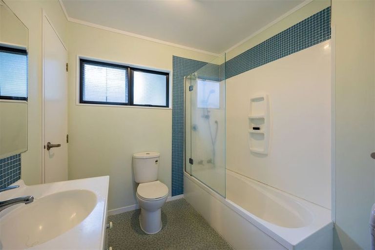 Photo of property in 2/9 Ridgewood Crescent, Birkenhead, Auckland, 0626