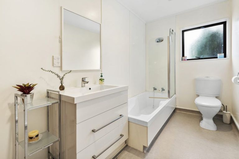 Photo of property in 2/378 Evans Bay Parade, Hataitai, Wellington, 6021