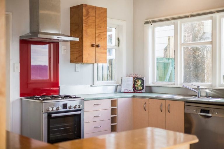 Photo of property in 104 Nicholson Road, Khandallah, Wellington, 6035