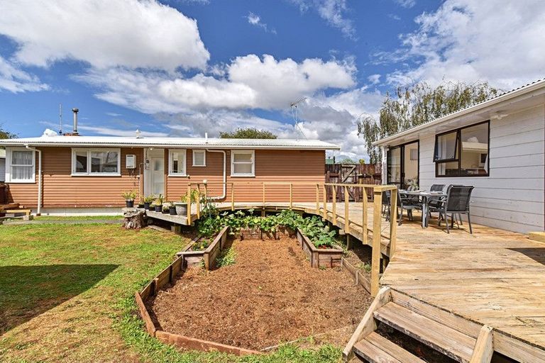 Photo of property in 10 Lomas Place, Manurewa, Auckland, 2102