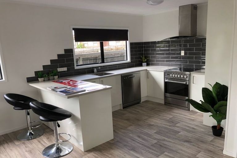 Photo of property in 1/5 Senecio Place, Weymouth, Auckland, 2103