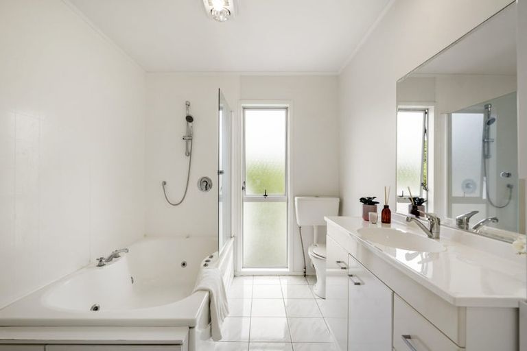 Photo of property in 38 Deverell Place, Northcross, Auckland, 0632