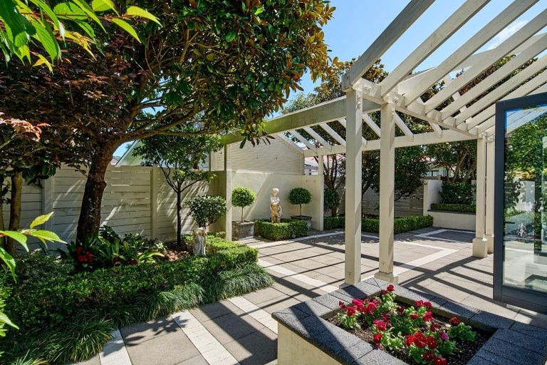 Photo of property in 15 Hautana Square, Woburn, Lower Hutt, 5010