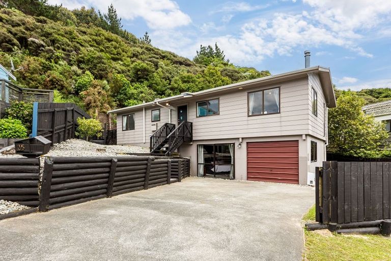Photo of property in 35 Omapere Street, Whitby, Porirua, 5024
