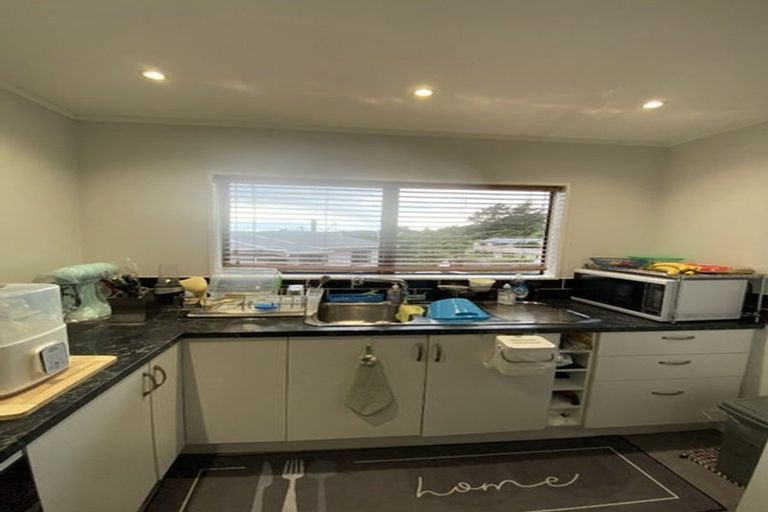 Photo of property in 33 Omapere Street, Whitby, Porirua, 5024