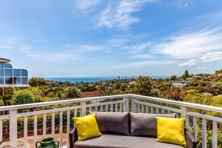 Photo of property in 1/2 Elizabeth Place, Mairangi Bay, Auckland, 0630