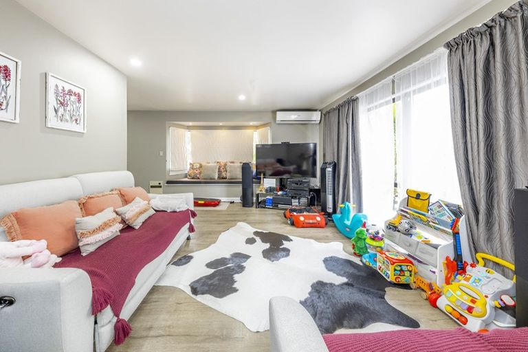 Photo of property in 123 Wattle Farm Road, Wattle Downs, Auckland, 2103