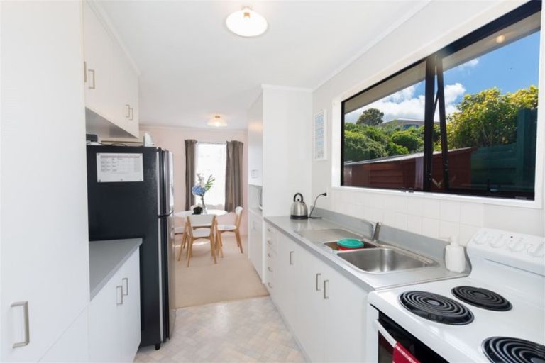 Photo of property in 8a Chapman Street, Newlands, Wellington, 6037