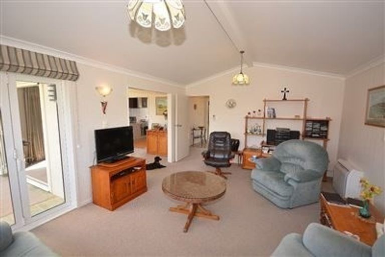 Photo of property in 16 Hastings Street, Waikanae Beach, Waikanae, 5036